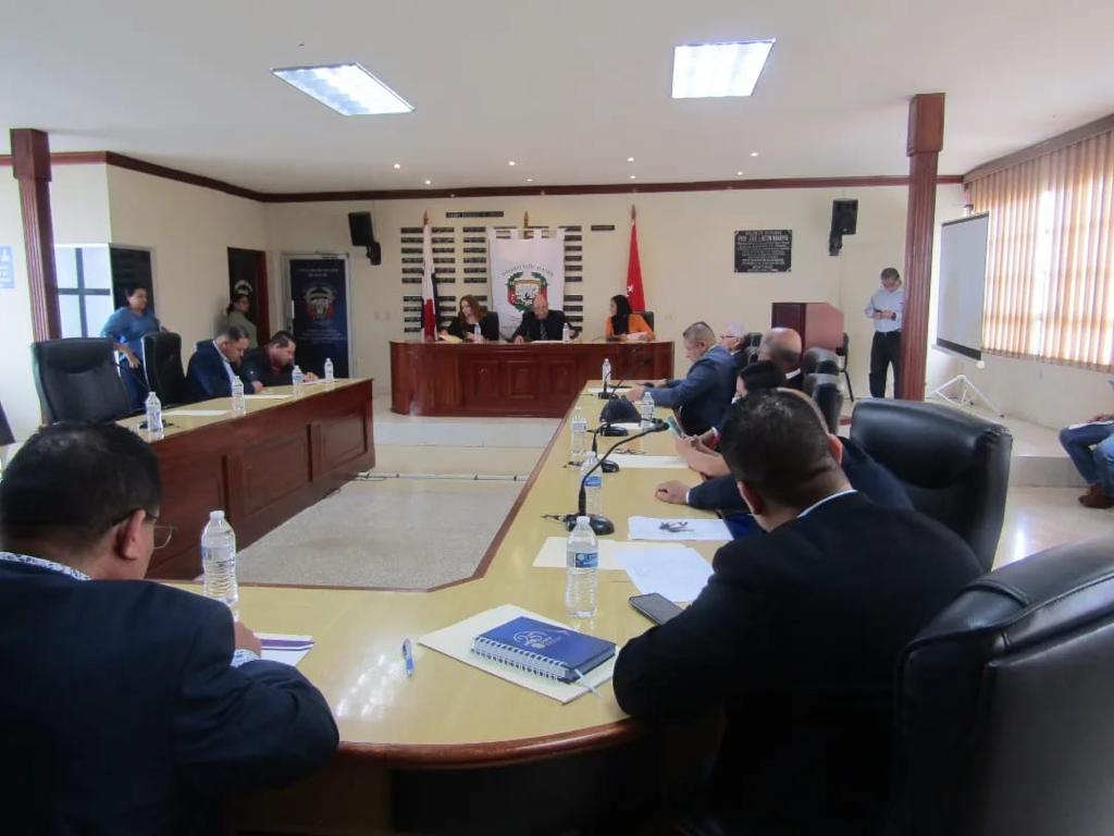 Consejo Municipal de David brinda cortesía de sala a gerente de desarrollo portuario