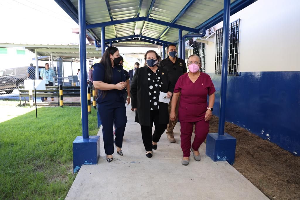 Embajadora de EE.UU. en Panamá visita centro de Salud de Paso Canoas