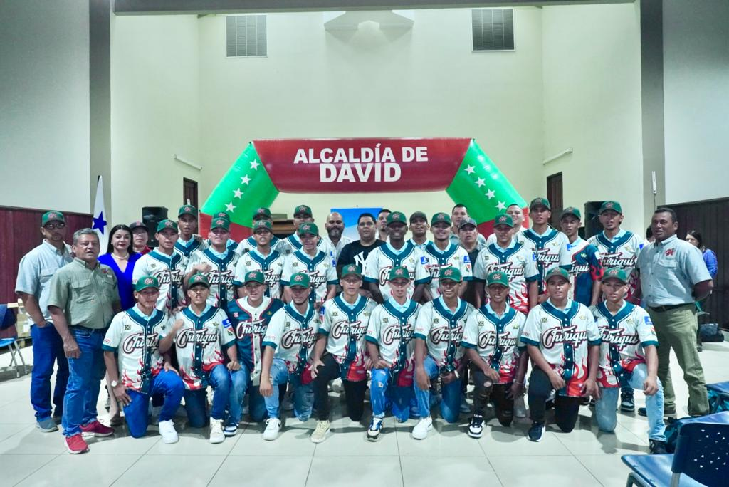 Entregan uniformes al equipo Juvenil de Chiriquí