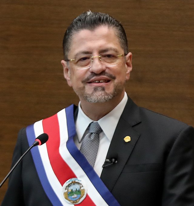 Presidente de Costa Rica llega a Panamá