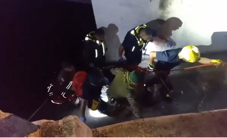 Rescatan a conductor que cayó al río Chiriquí Viejo en San Isidro