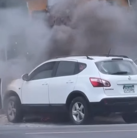 Auto se incendia frente a restaurante en Boquete, generando susto entre comensales