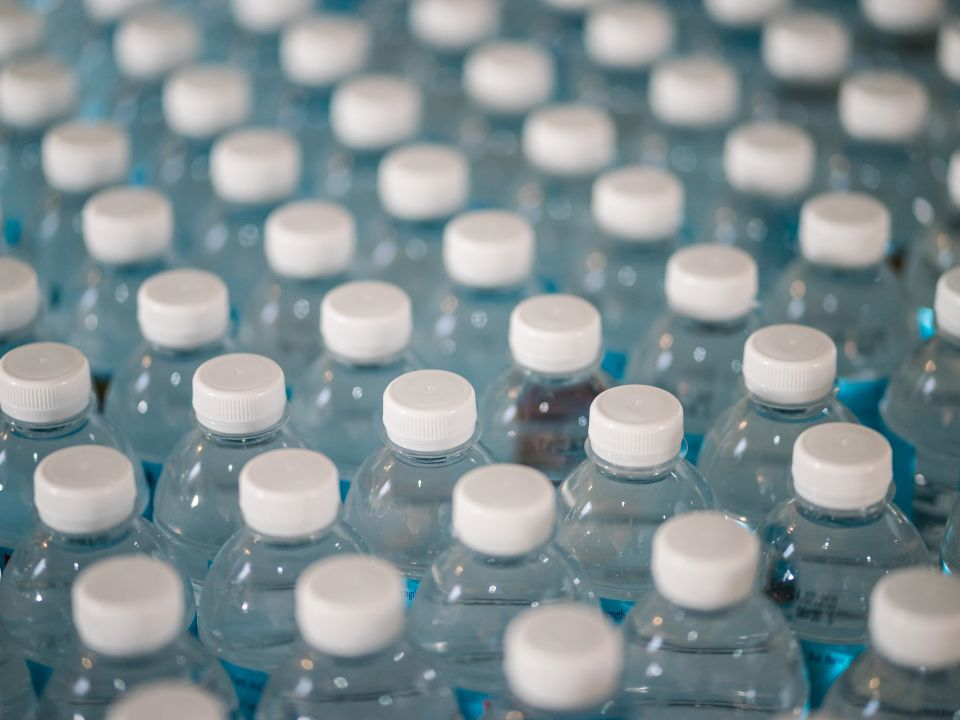 Alerta Sanitaria: El Agua Embotellada, una Fuente de Microplásticos y Riesgos para la Salud