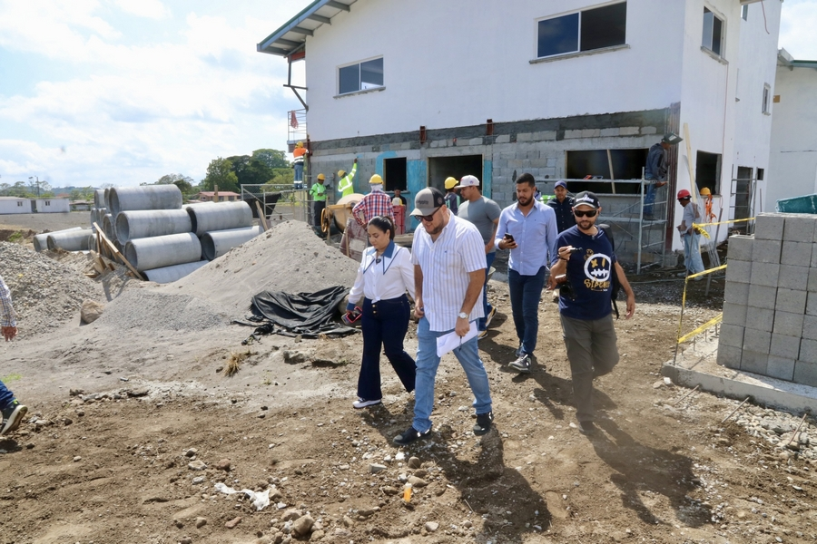 Autoridades inspeccionan avance de obras en Tierras Altas