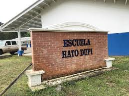 Padres y docentes unen esfuerzos para acondicionar escuela en la Comarca Ngäbe-Buglé