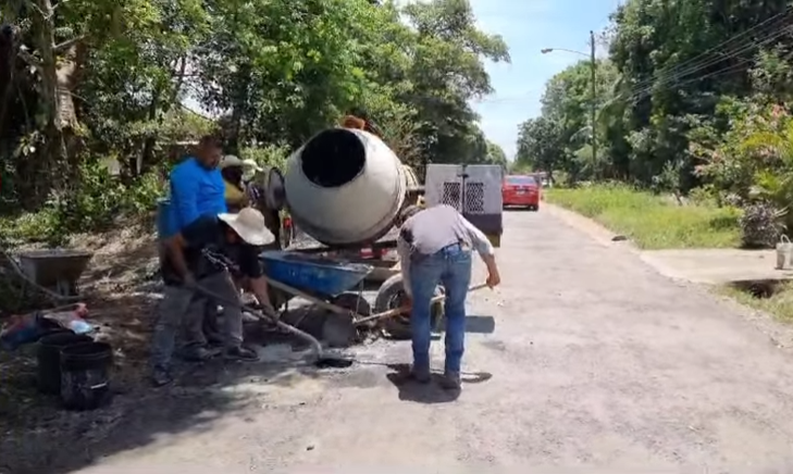 Residentes de El Flor en Dolega reparan carretera ante falta de respuesta oficial