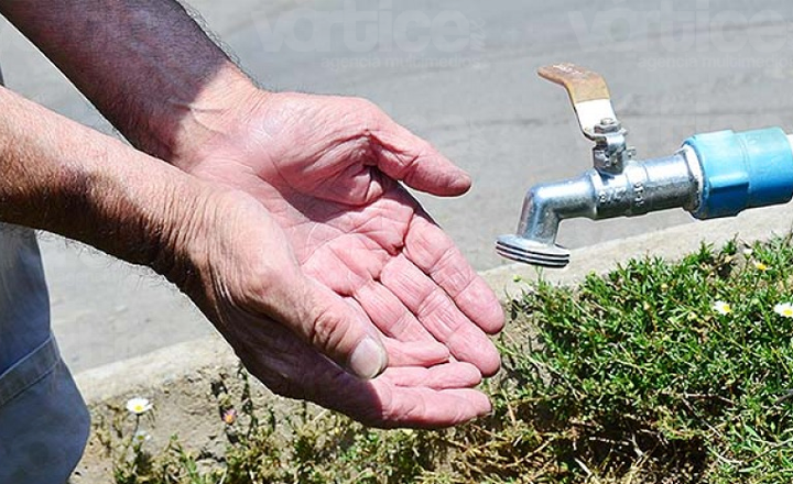 Residentes de Alanje exigen solución ante falta de agua