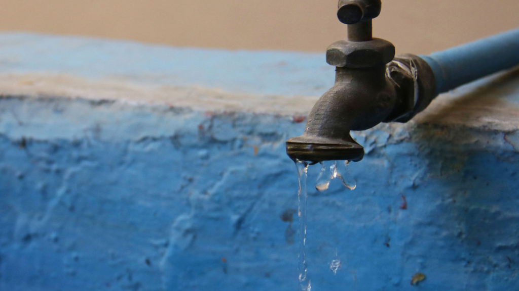 Residentes de Calle Sexta, en El Ferrocarril, denuncian falta de agua