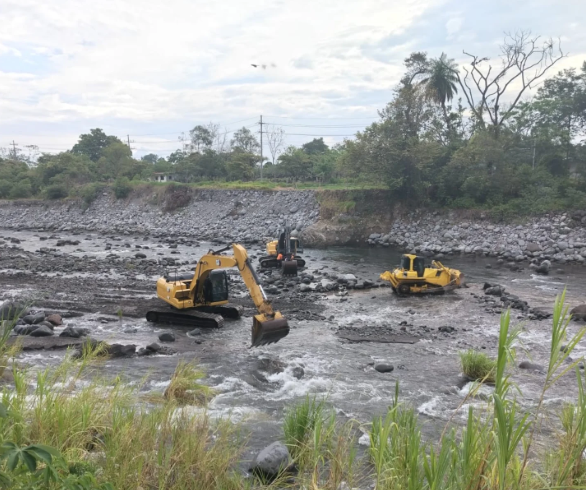 Inician trabajos de dragado en Río Piedra para proteger viviendas y fincas