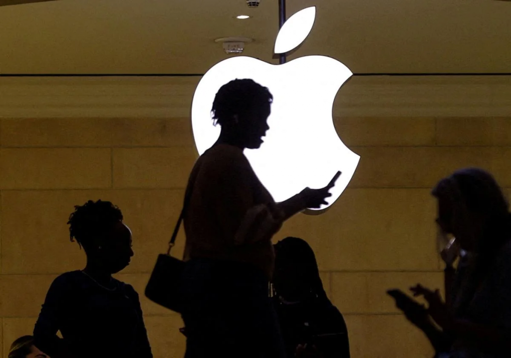 Apple planea trasladar producción de iPhone de China a India en 2026