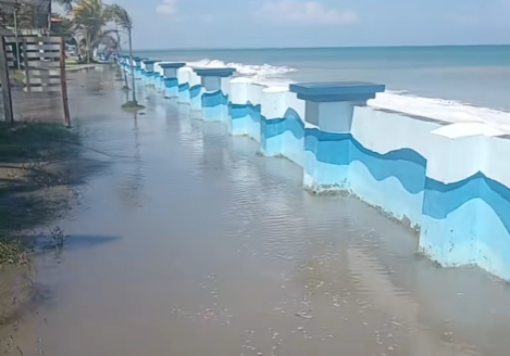 Fuertes oleajes impactan la costa de Barú