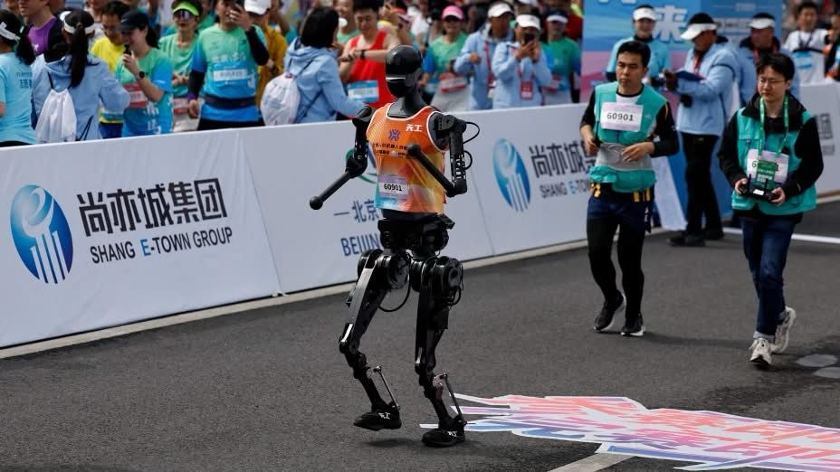 Robots compiten con humanos en histórica media maratón en China