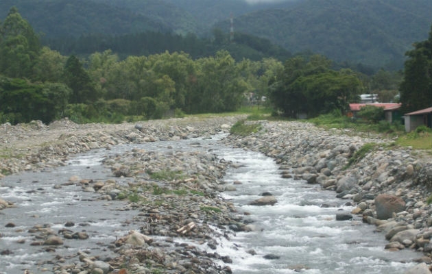 Realizan limpieza de afluente del río Caldera y hallan desechos peligrosos