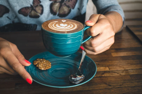 Beber café en la mañana podría alargar la vida, según experto