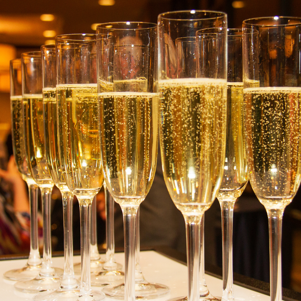 Champán y vino blanco podrían reducir riesgo de paro cardíaco, según estudio