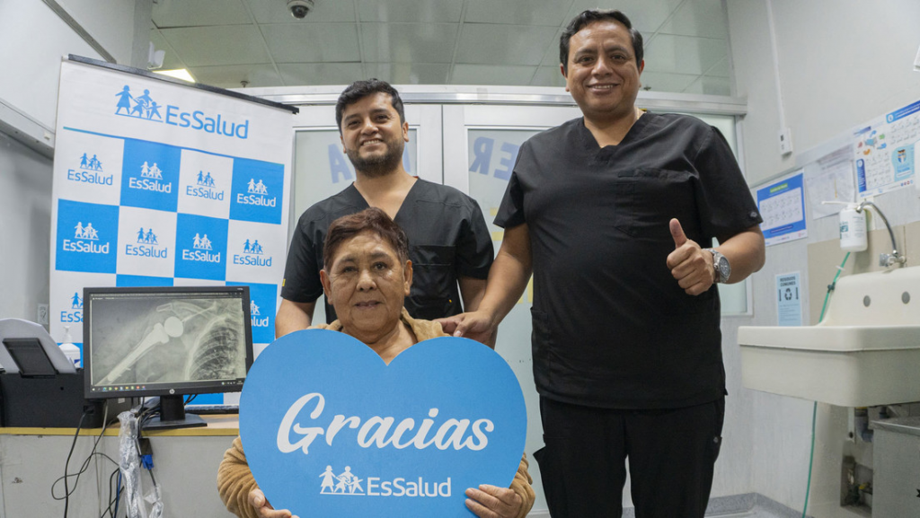 Abuela peruana recibe el primer hombro biónico del país