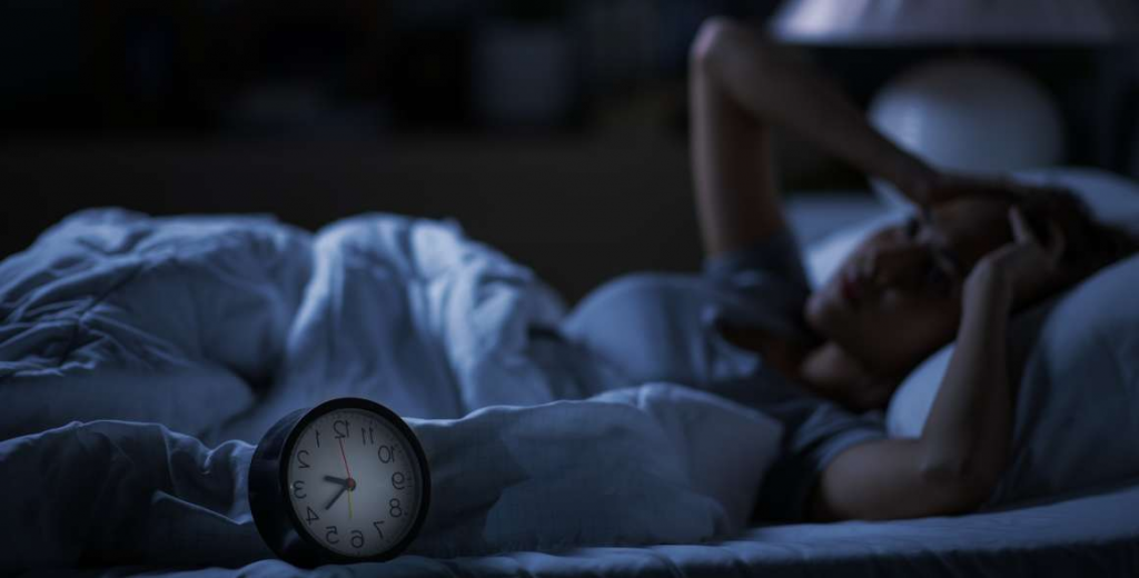 Dormir mal puede sacar el “lado oscuro” en el trabajo, según estudio
