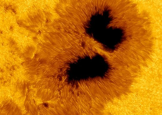 Una enorme mancha solar, visible sin telescopio, aparece en el Sol