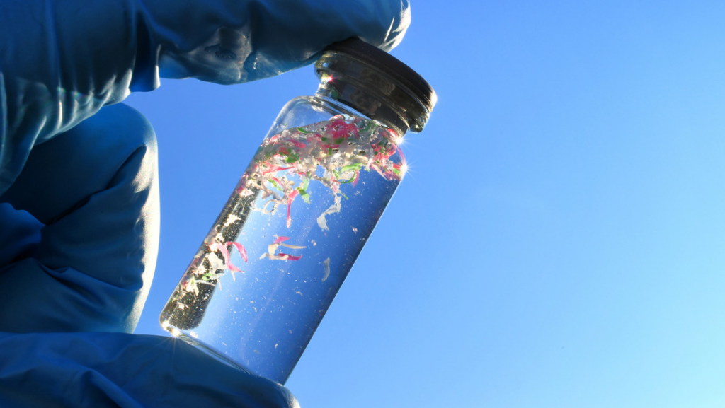 Microplásticos en el agua potable preocupan a científicos