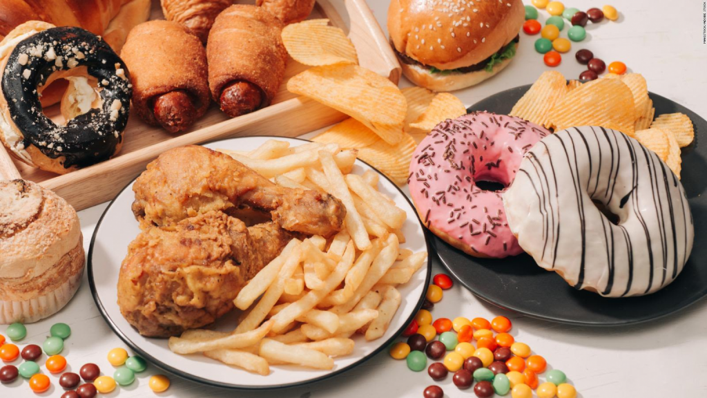 Alimentos ultraprocesados aumentan el riesgo de enfermedades graves, según nuevos estudios