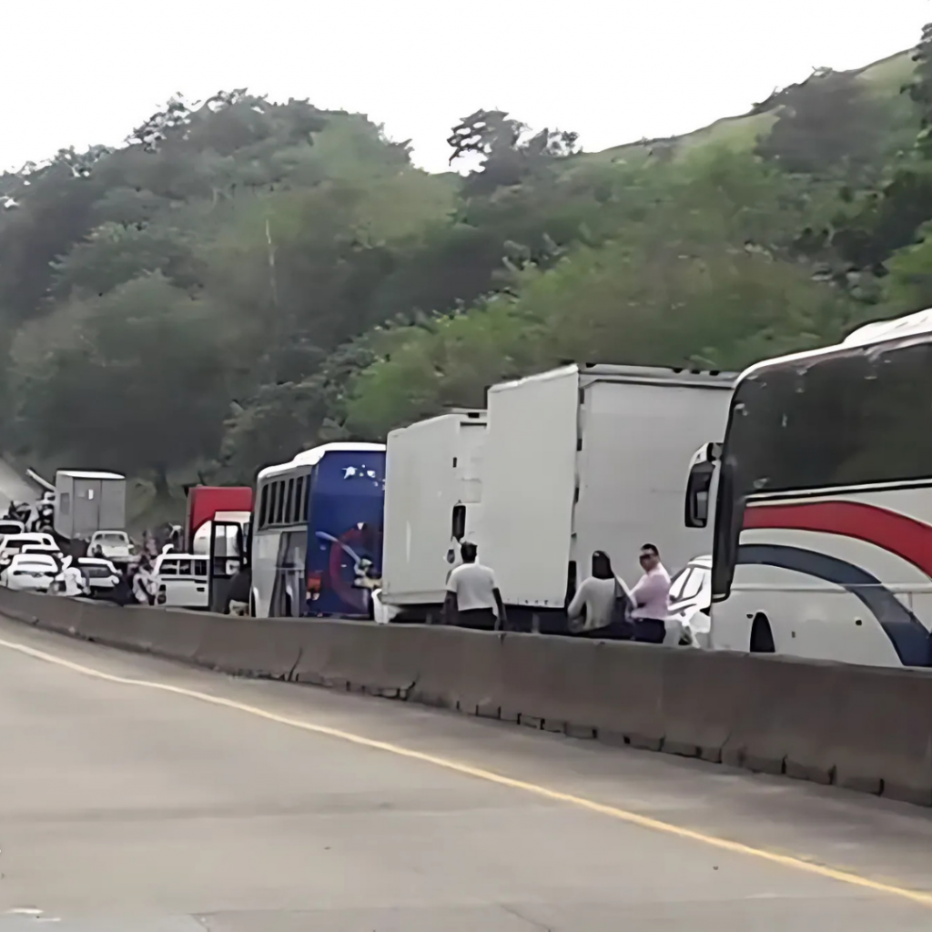 Persisten largas filas para cruzar cierres en el oriente de Chiriquí