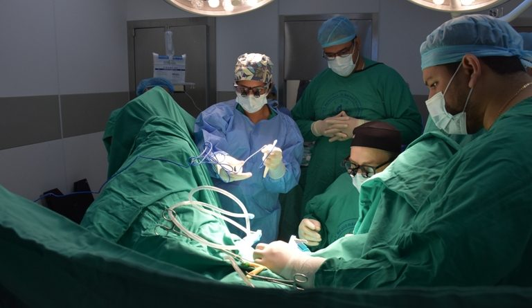 Realizan en Chiriquí innovador procedimiento urológico con apoyo de especialistas de EE.UU.