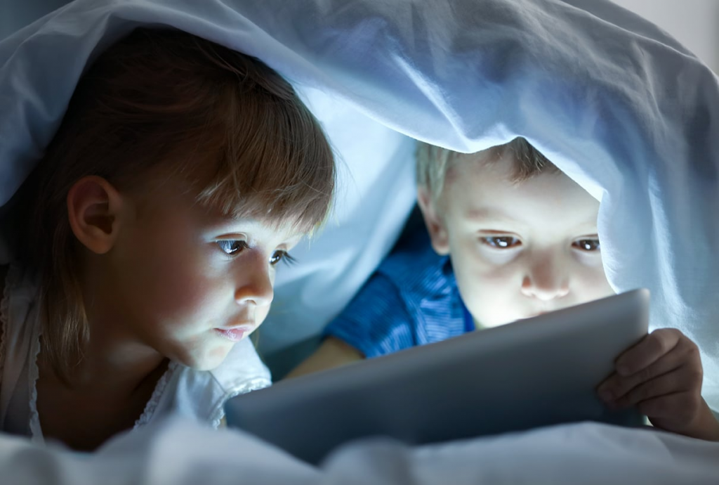 Estudio advierte que el uso excesivo de pantallas agrava problemas emocionales en niños