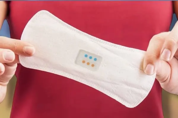 Presentan “MenstruAI”, una compresa inteligente que monitorea la salud femenina