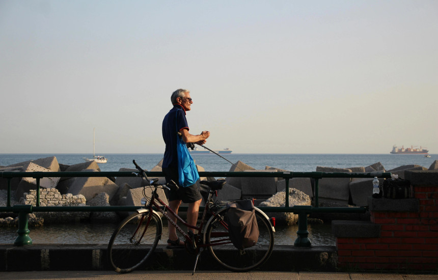 Montar bicicleta en la mediana edad reduce riesgo de demencia, según estudio internacional