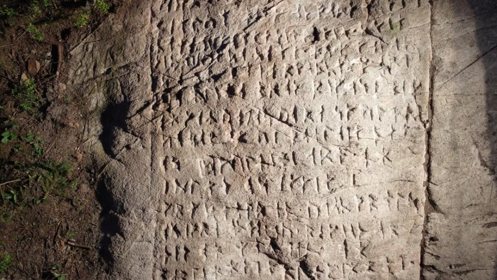 Descifran grabado bíblico en Canadá con posible vínculo vikingo
