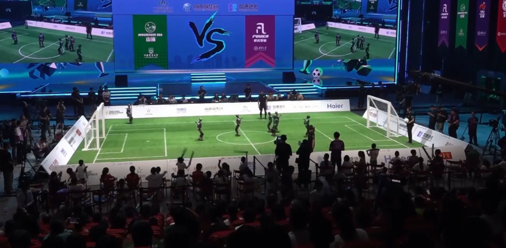 China celebra su primer torneo de fútbol entre robots humanoides guiados por IA