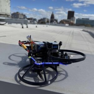 Presentan en EE. UU. minidrones armados para responder a tiroteos escolares
