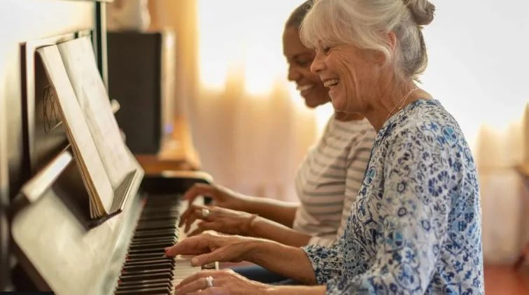 Tocar música podría mantener tu cerebro joven, según estudio