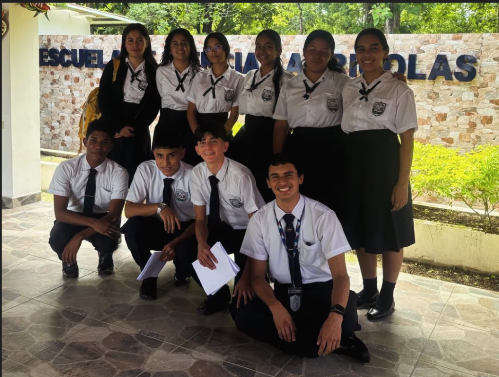 Estudiantes de Renacimiento destacan en Olimpiada Nacional de Física 2025