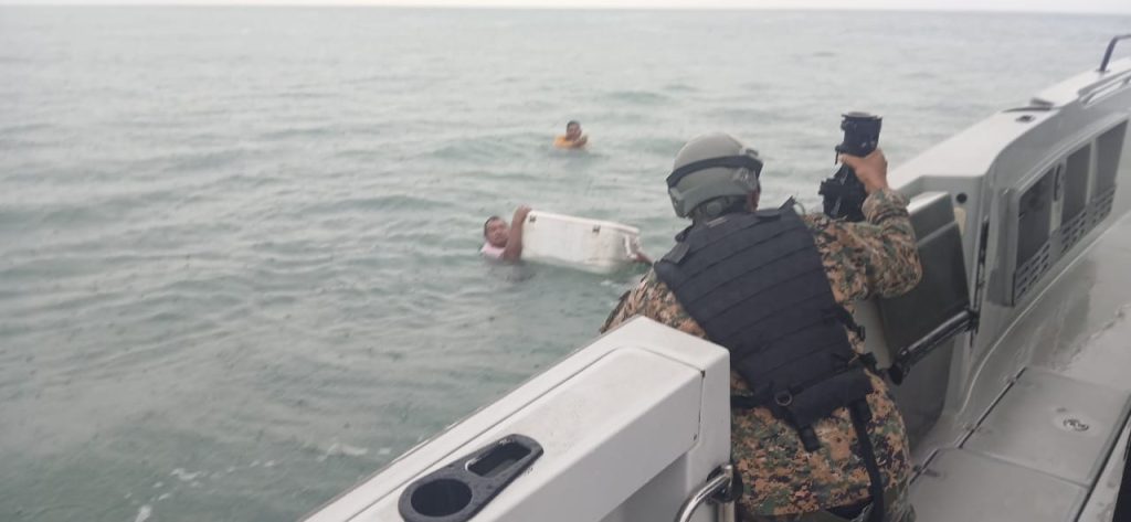 Tres pescadores panameños rescatados tras naufragio en Barú