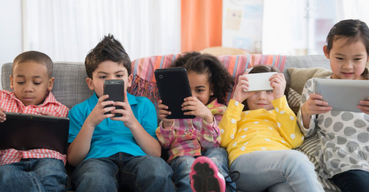 Niño agrede a sus padres tras quitarle el celular y enciende alarmas sobre adicción digital infantil