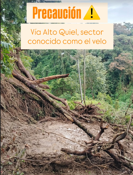 Derrumbe en Alto Quiel afecta tendido eléctrico y vía de acceso