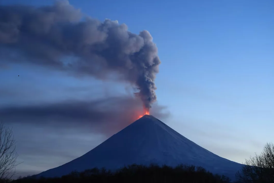 Volcán en Rusia entra en erupción tras 600 años; vinculan evento a fuerte sismo
