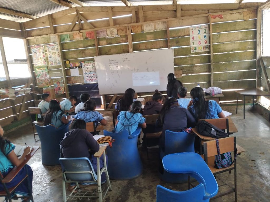 Docentes y estudiantes de Hato Común en la comarca Ngöbe Buglé enfrentan condiciones extremas