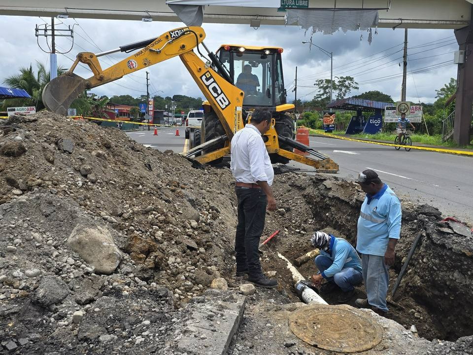Reparan fuga de aguas negras en Paso Canoas Abajo
