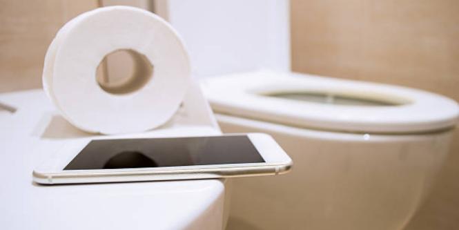 Estudio alerta sobre el riesgo de usar el celular en el baño