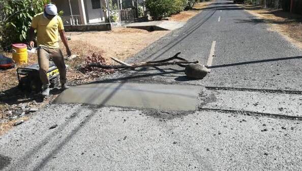 Residentes de El Cabrero construyen resaltos para frenar la inseguridad vial
