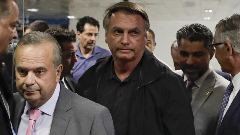 Expresidente Bolsonaro enfrenta acusaciones de liderar organización criminal armada