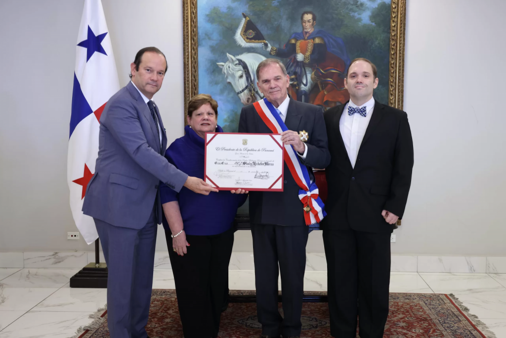 Baruense Stanley Heckadon recibe la Orden Belisario Porras en grado de Gran Cruz