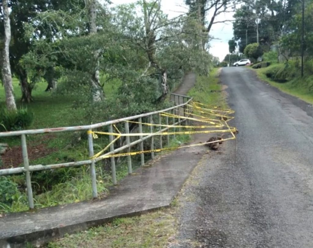 Vecinos de Dolega alertaron sobre peligro por barandal a punto de colapsar