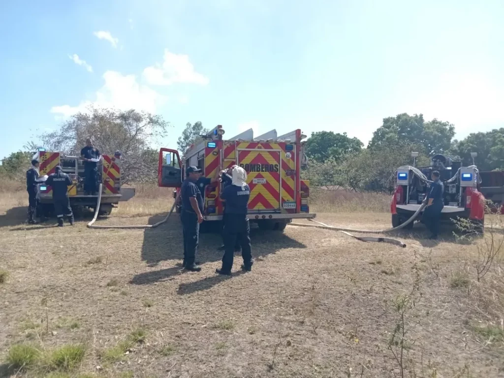 Bomberos controlan incendio de masa vegetal en Alto Boquete