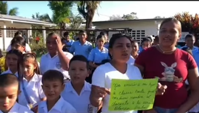 Padres de familia protestan por falta de docentes en escuelas de Barú