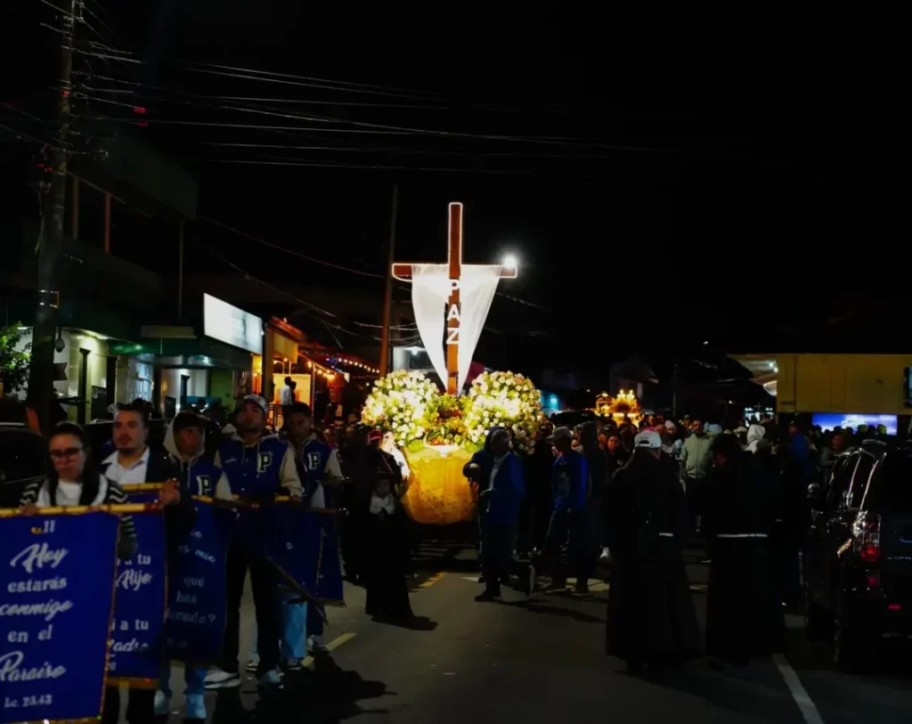 Multitud participa en procesión del Santo Entierro en Boquete