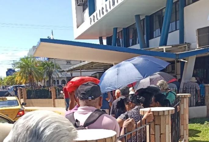 Denuncian largas filas y espera bajo el sol en la Policlínica Gustavo A. Ross