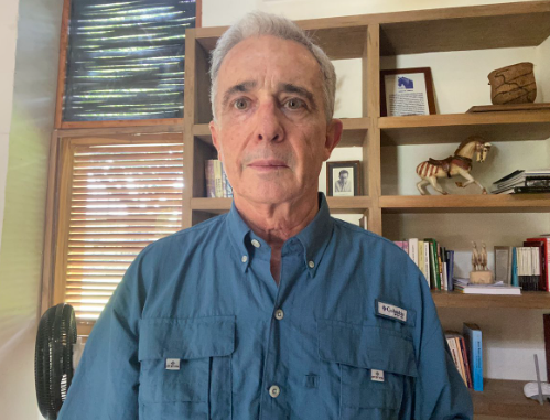 Fiscalía de Colombia llama a indagatoria a Álvaro Uribe por presuntos vínculos con paramilitares en los años 90